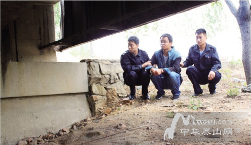 在京臺(tái)高速公路的天橋下,嫌疑人(左二)指認(rèn)曾經(jīng)夜宿的地方。 本報(bào)記者 秦雷 攝