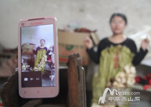 王守英將滿意的服裝穿戴好進(jìn)行自拍。記者 楊文潔 攝