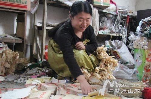 王守英展示自己的文學(xué)手稿。記者 楊文潔 攝