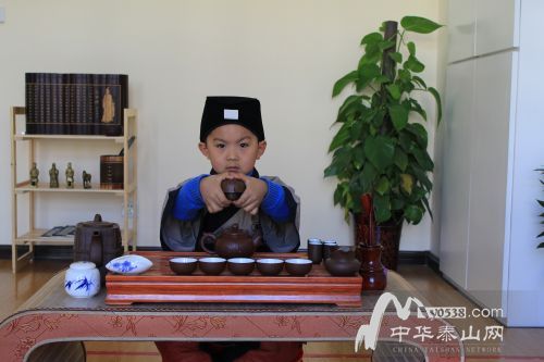 學生在學習茶道。